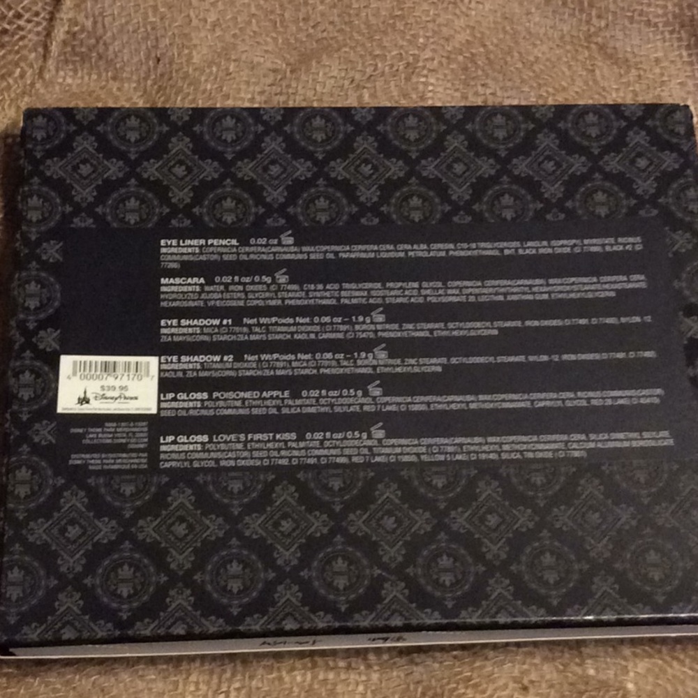 Beauty Essential Gift Set - Picture 2 of 2